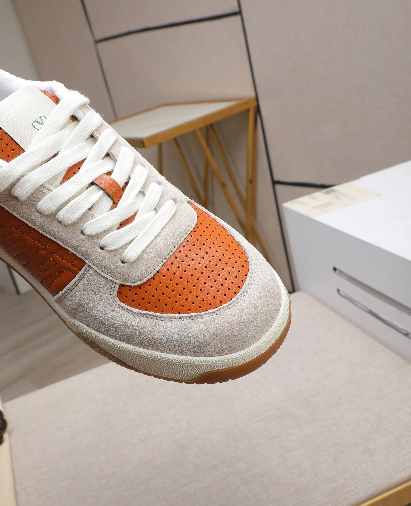 Men's shoes 💰740【Valentino】Couples model, size: Men's model 39-44 (45 customized) Valentino Valentino Couple model Joie de Jouer series Velcro Thick sole Bread shoes Couple model Casual sports shoes White shoes Original purchase and development Production Joie de Jouer series The style is simple but not out of style. The pure white base is paired with fresh green and soft beige, and the unique Velcro design highlights your personality. Every detail tells fashion and quality. Wear it, take a confident step, and start the trend journey. Delivered in exquisite packaging🛍📦 ▪️Material: Original custom imported first-layer cowhide ▪️Inner lining: Original custom made soft sheepskin lining ▪️Outsole: Original open-molded non-slip TPU material ▪️Sole thickness: 3.5CM